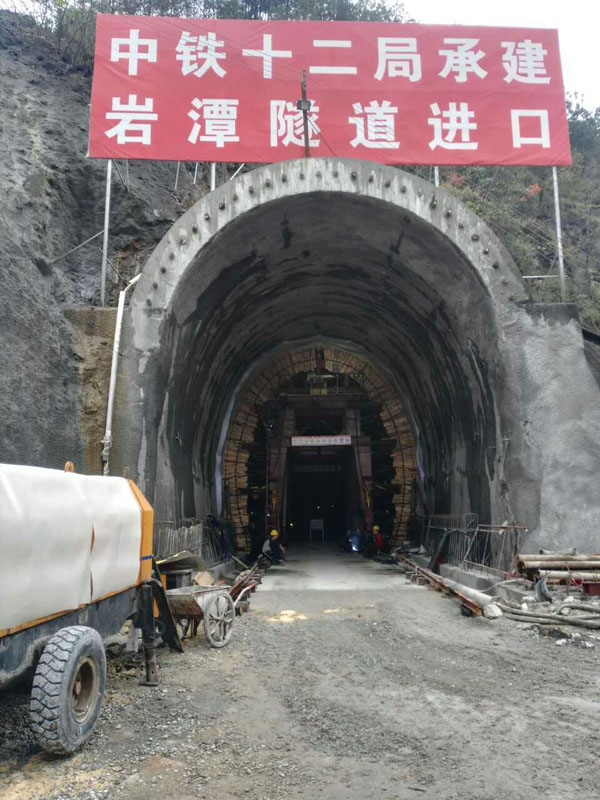 公司臺車，中鐵十二局巖潭鐵路隧道項目工地